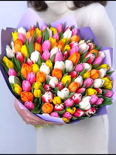Букет из 101 тюльпана: яркий микс
