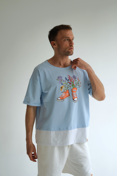 МУЖСКАЯ ФУТБОЛКА ГОЛУБАЯ "ЦВЕТОЧНЫЕ КЕДЫ"