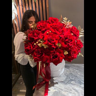 Огромная коробка с красными крупными розами