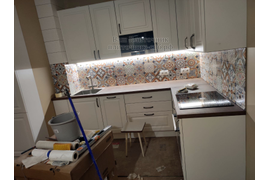 Укладка фартука из плитки пэчворк