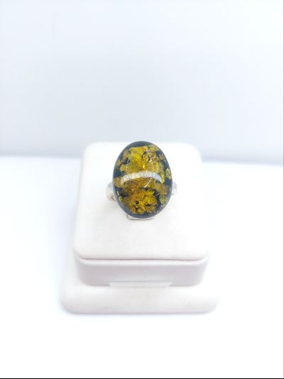 Кольцо без оправы с зеленым янтарем