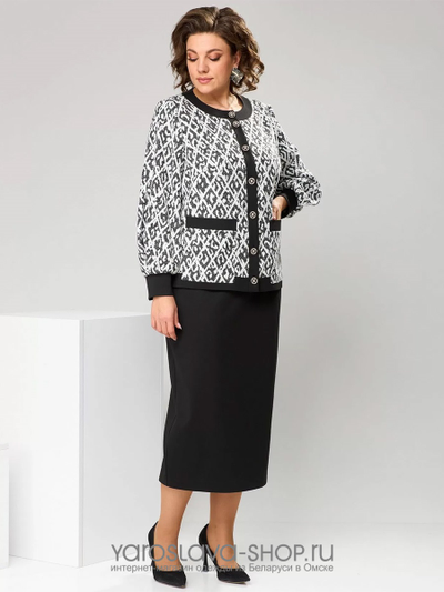 Стильный костюм в деловом стиле, состоящий из жакета и юбки