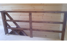 Произвели монтаж лестницы.