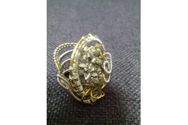 Кольцо с пиритом.Столь похожий на слиток золота, пирит стал любимчиком у многих народов. И свою популярность он завоевал не только уникальной красотой, но и непревзойденными свойствами, помогающими обрести внутреннюю свободу и даже нечто большее… 