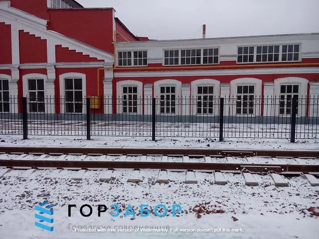 Кованый забор вдоль железной дороги