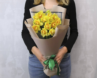 Букет из 15 нарциссов