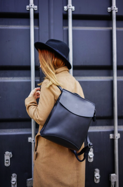 Рюкзак Ginger Bird Mokko 10 Black на девушке