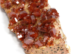 Ванадинит, кристаллы на породе, Марокко (75*37*22 мм, 68 г) №35890