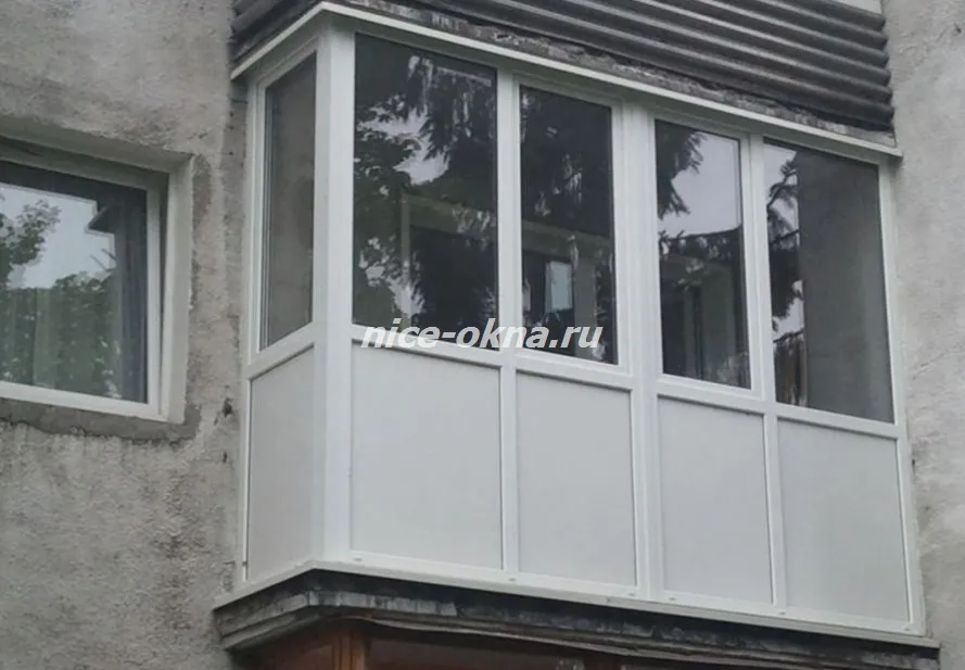 балкон из пластикового профиля, внизу сэндвич-панели, сверху стеклопакеты, единая конструкция