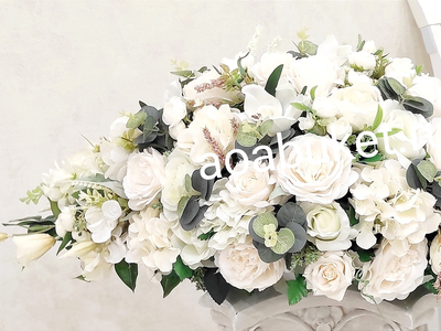 Дизайнерская Композиция из искусственных цветов светлых оттенков на камин, президиум - Белизна Унс05