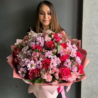 БУКЕТ ИЗ КУСТОВЫХ РОМАШКОВЫХ ХРИЗАНТЕМ, РОЗ СОРТОВЫХ ГВОЗДИК И ХАМЕЛАЦИУМА - (АРТ. С78)