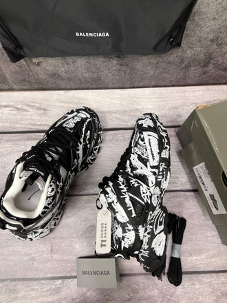 Кроссовки Balenciaga Graffiti Track sneakers