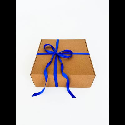 Большая подарочная коробка GILEV 37x37x14 см с синей лентой и наполнителем крафт