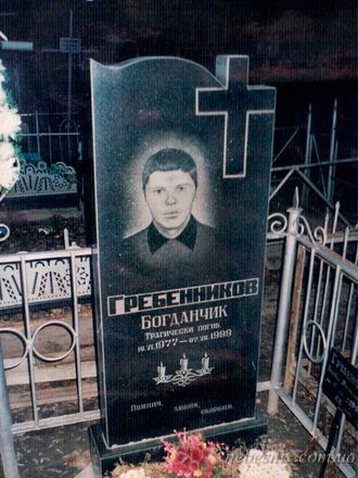 Фото вертикального бюджетного памятника на могилу в форме прямоугольника с крестом и волной в СПб