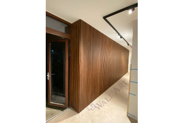 На фото смонтированные рейки из массива дуба. Сечение - 37*20мм, длина - 3000мм. Сращенный материал, покрытие - тон/лак, со скрытым крепежом. Цвет - "под орех". Одинцовский район, Московская область. Монтаж наш.