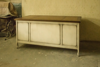 Письменный стол с 2 боковыми тумбами с выдвижными ящиками.