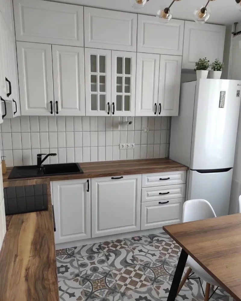 Кухня угловая, 2200*2200 мм. Материал фасадов МДФ. Срок изготовления от 30 рабочих дней. Цена на момент заказа 150000 руб.