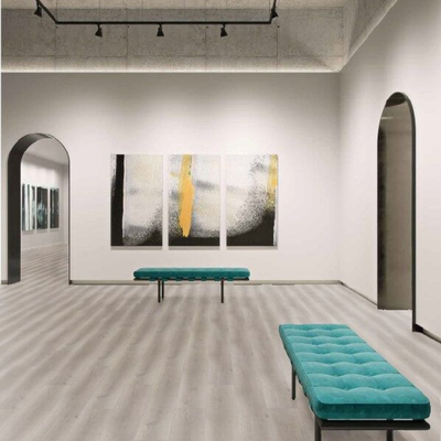 Декор ламината Wineo Дуб Премиум Серый LA168XXLV4 в интерьере выставочного зала