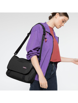 Сумка Eastpak JR Black на девушке