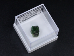 Турмалин зелёный (верделит, хромтурмалин) в пластиковом боксе, Танзания (10*8*7 мм, 0,87 г) №23478