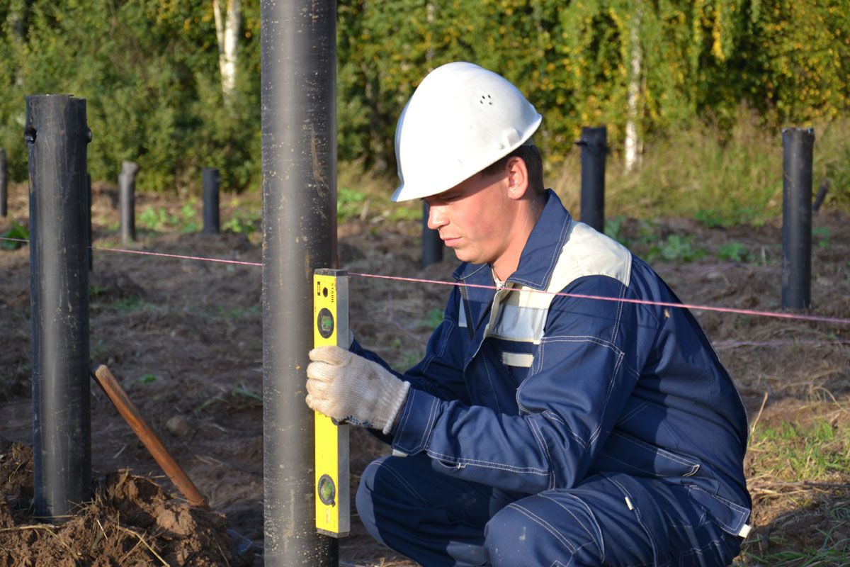 винтовой свайный фундамент технология. фундамент на сваях. закручивание винтовых свай. винтовой фундамент. монтажник свай.