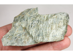 Серпентин, необработанный, дикий образец, Россия, КЧР, Урупский район (90*50*25 мм, 95 г) №37609