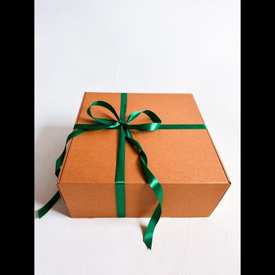 Огромная подарочная коробка GILEV 45х45х20см с зеленой лентой и наполнителем крафт