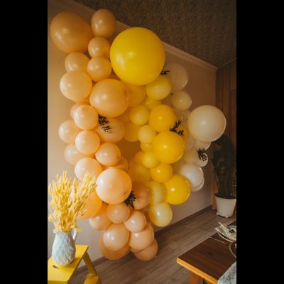 Оформление дня рождения в бело-жёлтых оттенках № 1468