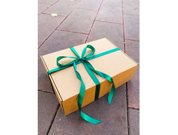 2 штуки - Подарочная коробка с наполнителем КРАФТ и зеленой лентой (37x26x12 см)