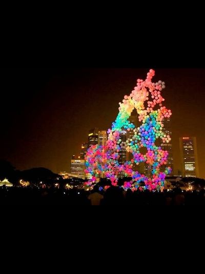 Облако из 500 светящихся шаров с гелием