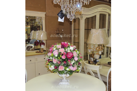 Композиции бордовых оттенков из искусственных цветов в интерьере на круглом столе №37