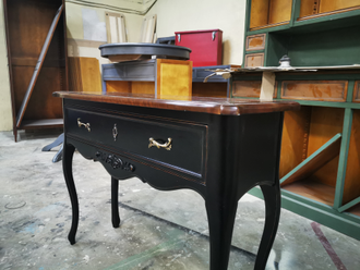 Черная консоль с ящиком, в стиле Прованс.