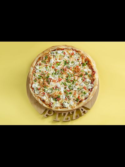 Пицца с курицей и зеленым луком