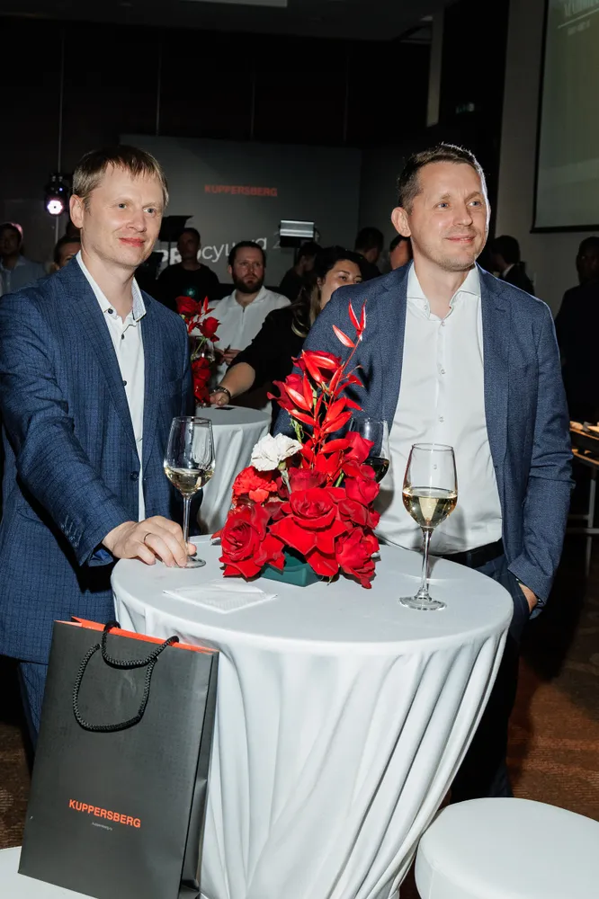 Оформление презентации Kuppersberg цветочными композициями от компании "Приятно" 