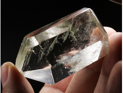 Кварц горный хрусталь с фантомами и хлоритом, кристалл полированный, Бразилия (54*30*22 мм, 61 г) №36860