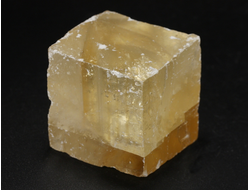 Кальцит оптический золотистый (исландский шпат), скол по спайности, Бразилия (40*36*29 мм, 83 г) №38300