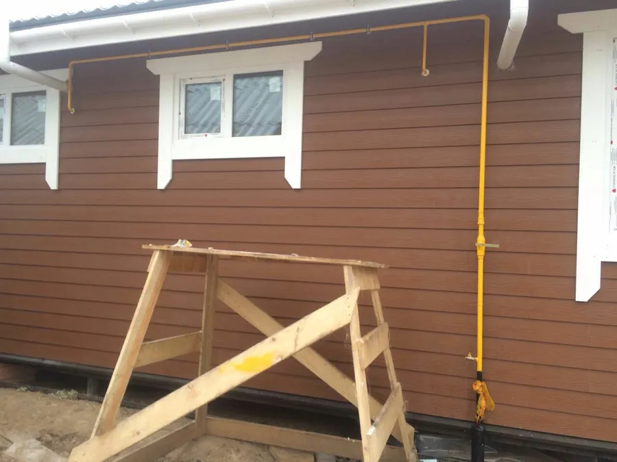 газопровод на фасаде здания