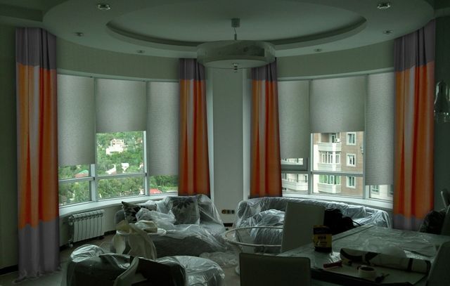 Фото окна с выполненным на нём эскизом штор