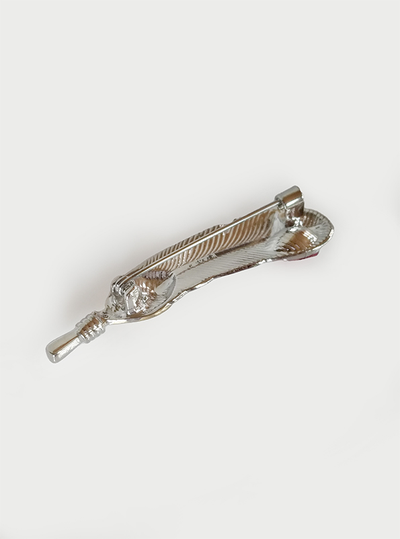 (АРТИКУЛ: 9297/70) БРОШКА ЖЕНСКАЯ "ПЕРО", НЕБОЛЬШАЯ, СЕРЕБРИСТО-ЗОЛОТИСТЫЙ МЕТАЛЛ,  РУБИНОВЫЙ КРИСТАЛЛ