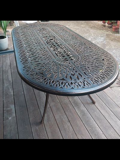 Овальный стол Tokyo из литого алюминия