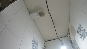 Вентиляция из потолка туалета