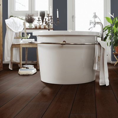 Биополы Wineo PURLINE 1000 wood XL Дуб Спокойный Мокка PLC307R в интерьере ванной