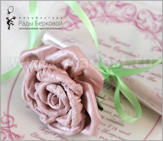 Подарок-поздравление на День рождения девушки в виде розовой розы из натуральной кожи.