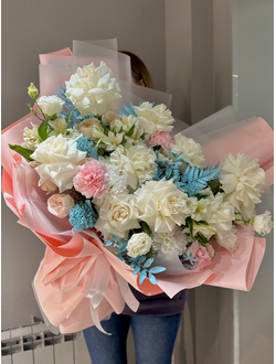 Большой букет из белых французских роз с экзотикой