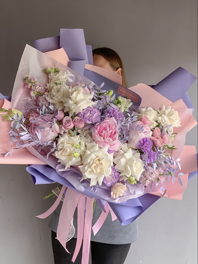 Бело-розовый букет в стильной матовой упаковке
