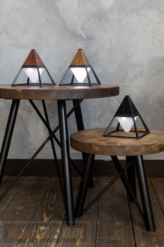 лампы в форме пирамиды на столе