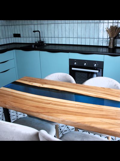 стол река из эпоксидной смолы синий для студии