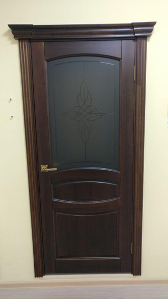 Дверь из массива сосны остекленная "ВИКТОРИЯ СРЕДНИЙ ОРЕХ МОРЕНИЕ"