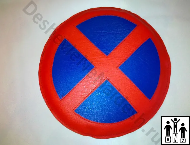 Дорожный знак Остановка запрещена