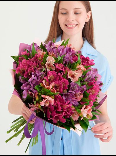 Букет из 15 лиловых альстромерий